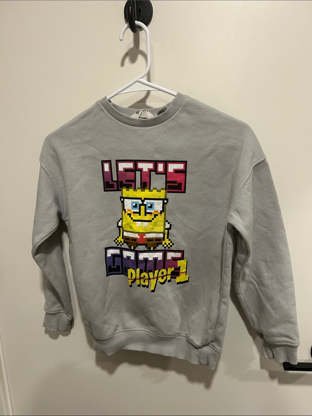 H&M Light Gray Graphic Crewneck Sweatshirt 🌹